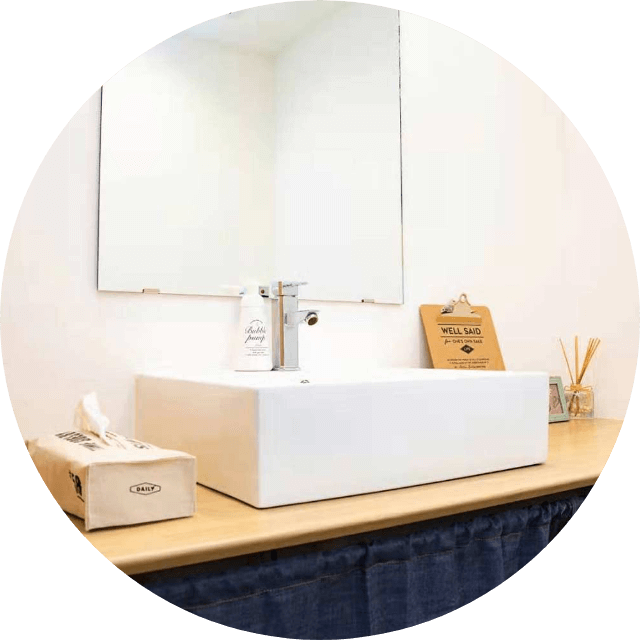 女性トイレに清潔な洗面台を完備